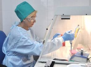 Izvajanje testa blata za jajca helmintov